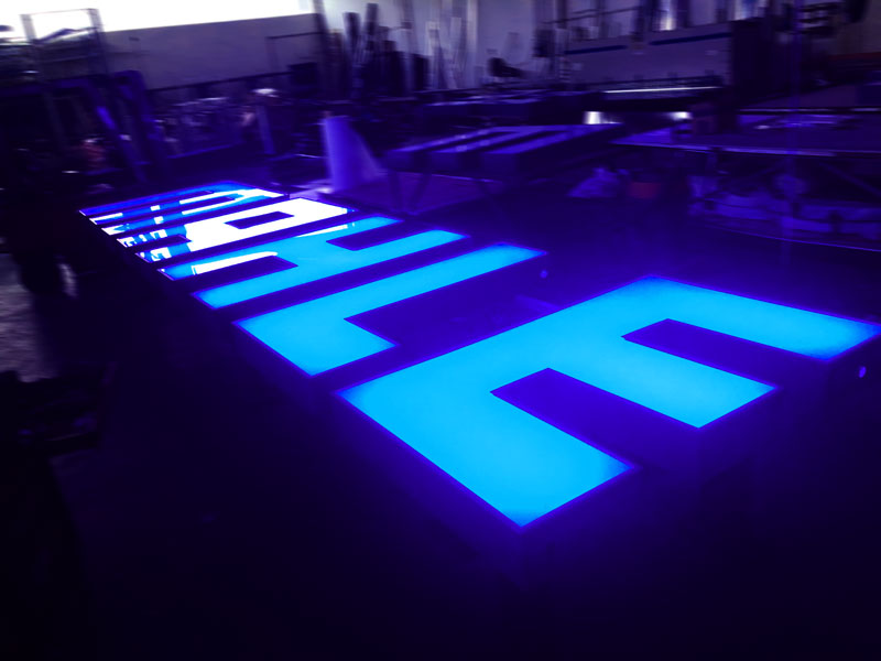 produzione insegna luminosa scatolare mahle parma