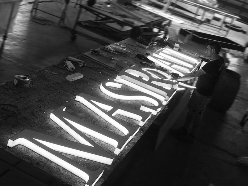 produzione insegna scatolare maserati suzzara