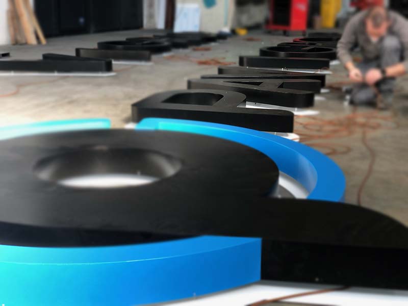 produzione insegna scatolare pavani group modena