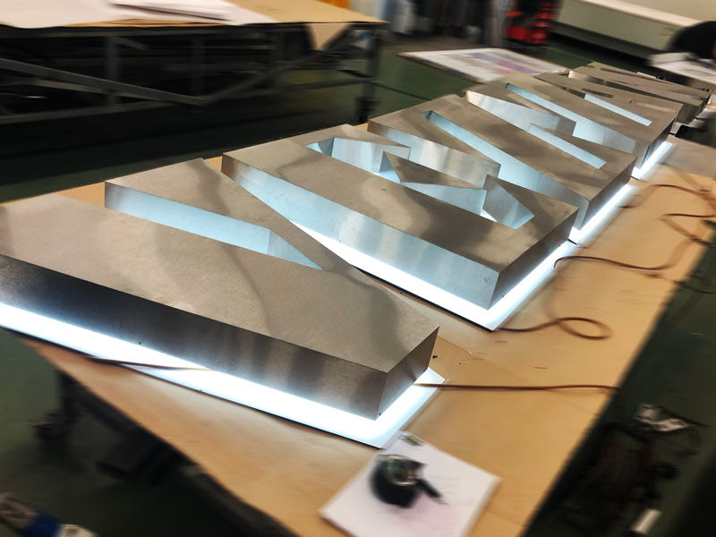 produzione insegna scatolare retroilluminata acciaio inox vezzani spa reggio emilia