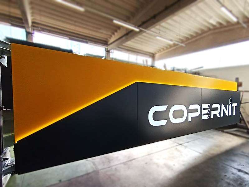 produzione totem aziendale luminoso copernit spa pegognaga