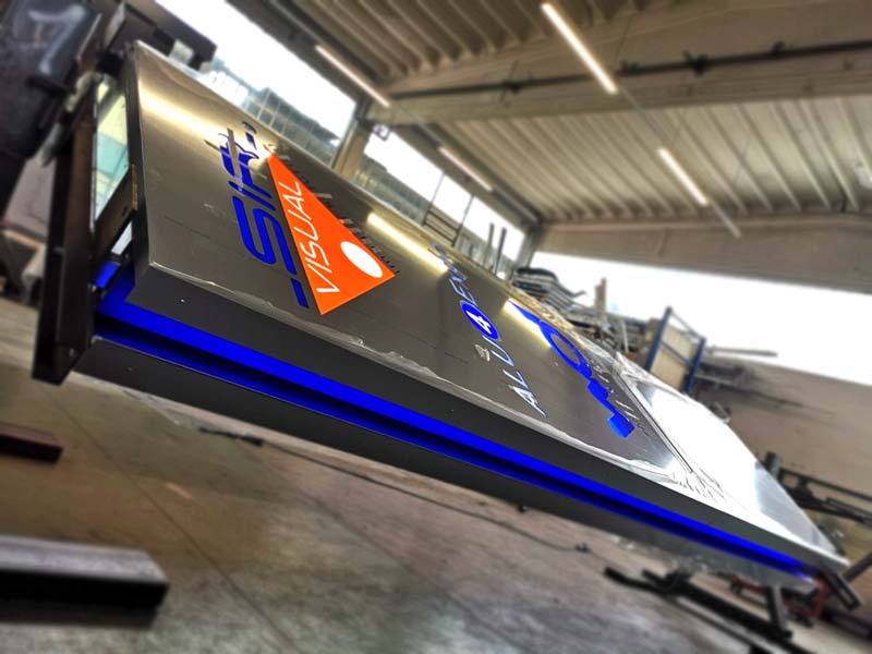 produzione totem aziendale luminoso sir visual spa brescia