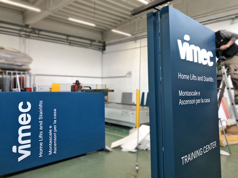 produzione totem luminosi aziendali a led vimec srl luzzara