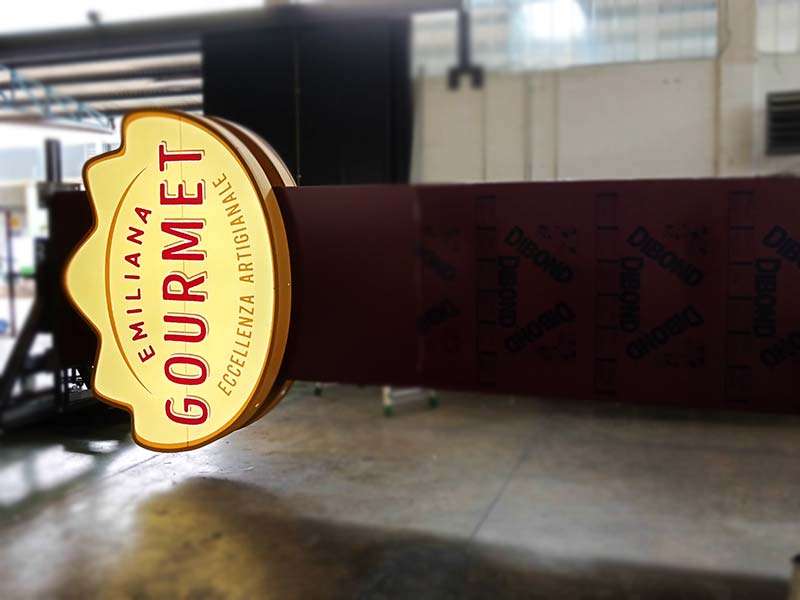 produzione totem luminoso a led emiliana gourmet parma