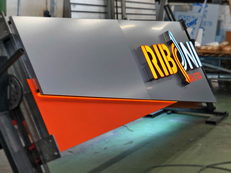 produzione totem luminoso a led riboni segnaletica lodi