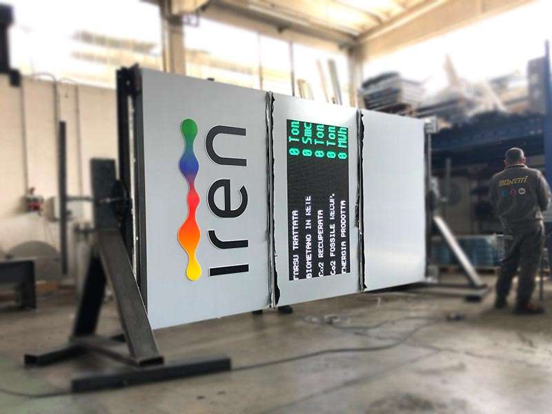 produzione totem luminoso a led wall iren forsu reggio emilia