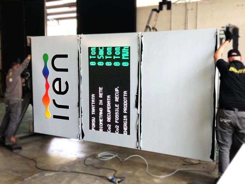 produzione totem luminoso a led wall iren forsu reggio emilia