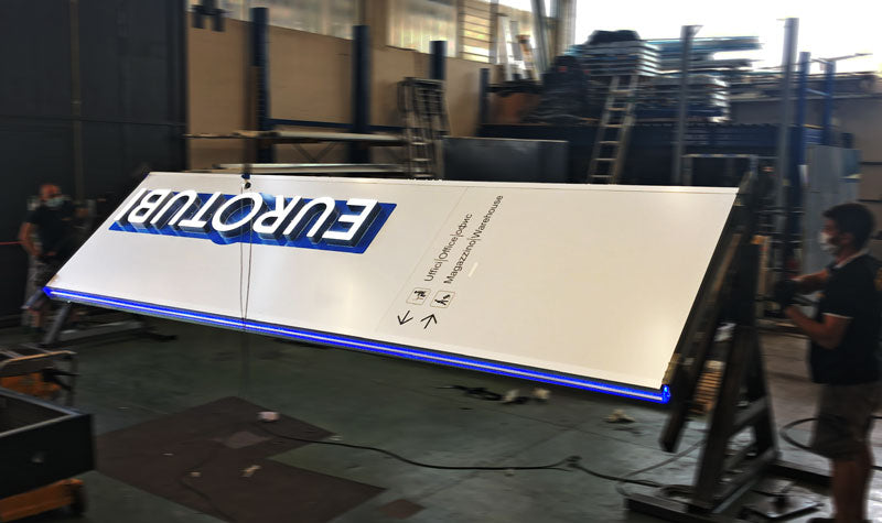 produzione totem luminoso aziendale euro tubi srl mantova