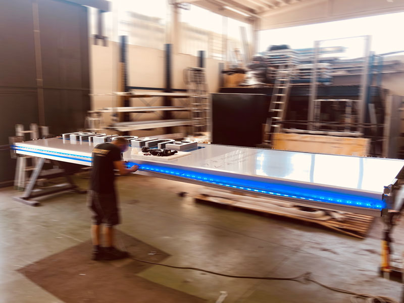 produzione totem luminoso aziendale euro tubi srl mantova