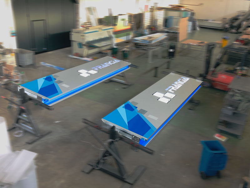 produzione totem luminoso aziendale francia snc correggio
