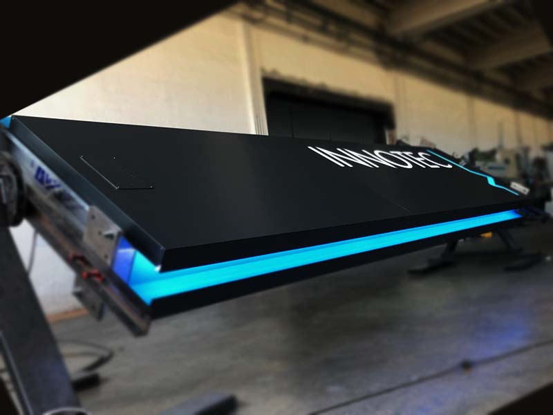produzione totem luminoso aziendale innotec srl milano
