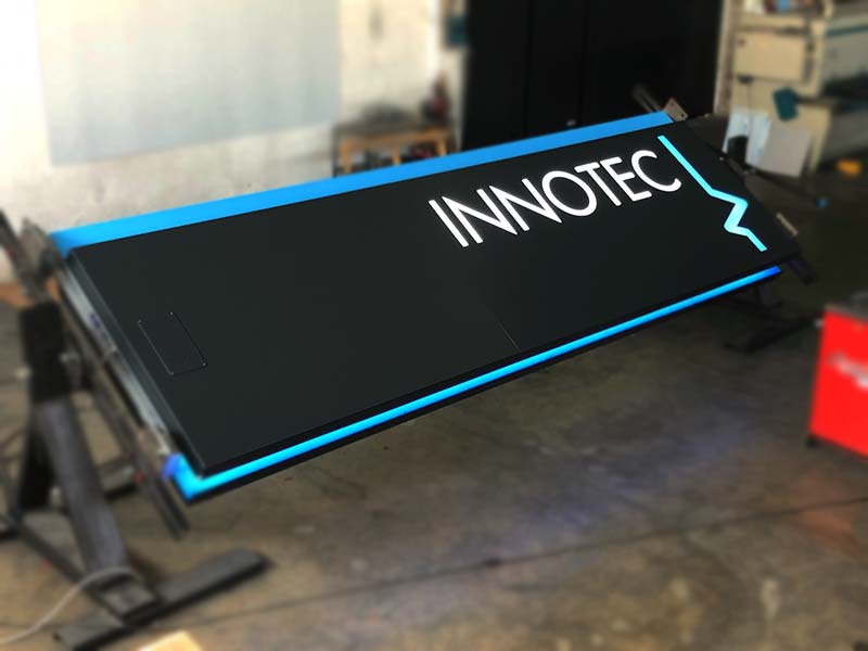 produzione totem luminoso aziendale innotec srl milano