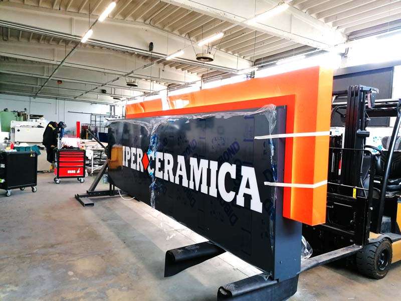 produzione totem luminoso aziendale iperceramica sondrio