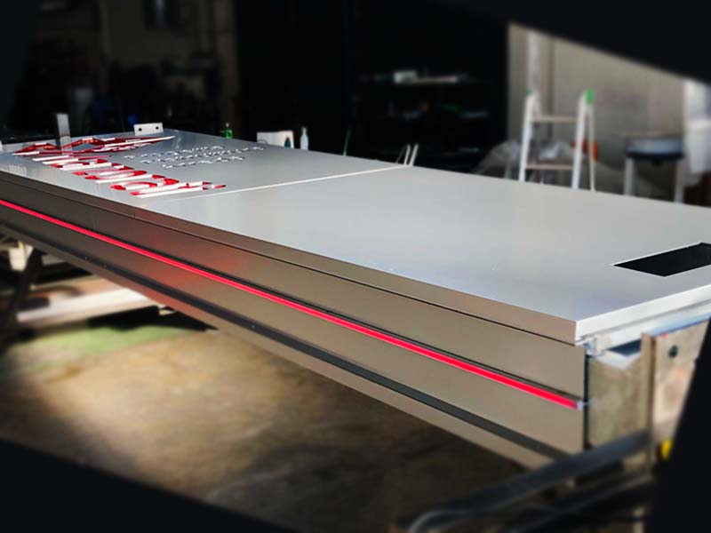 produzione totem luminoso aziendale marzorati arredamenti milano