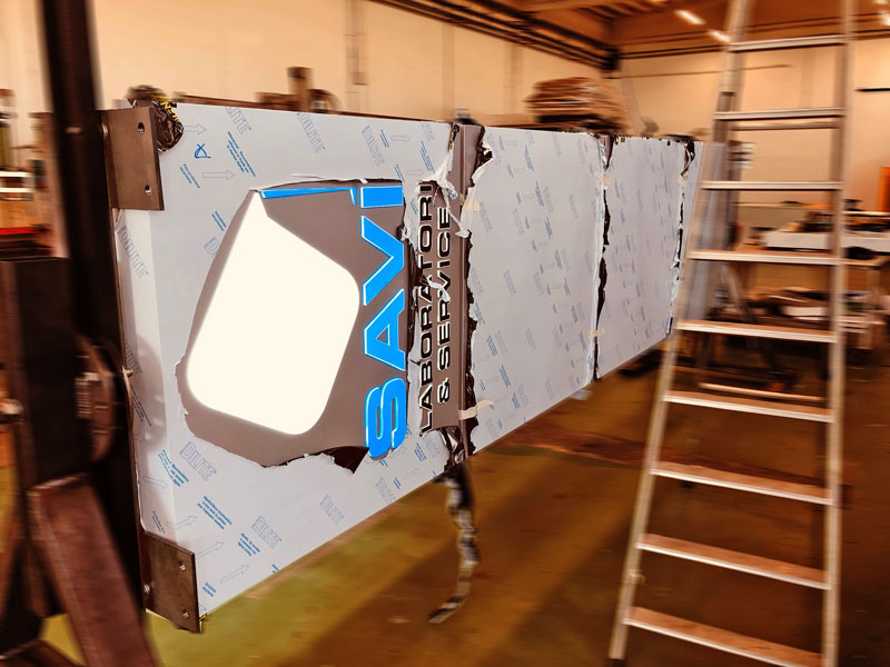 produzione totem luminoso aziendale savi srl mantova