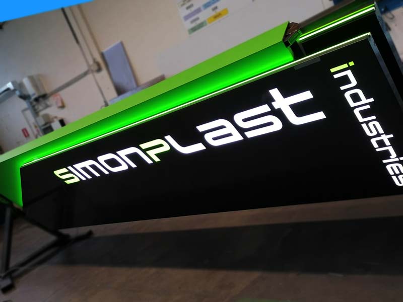 produzione totem luminoso aziendale simon plast correggio