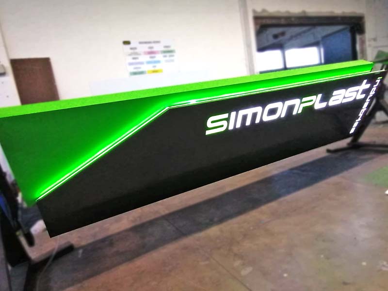 produzione totem luminoso aziendale simon plast correggio
