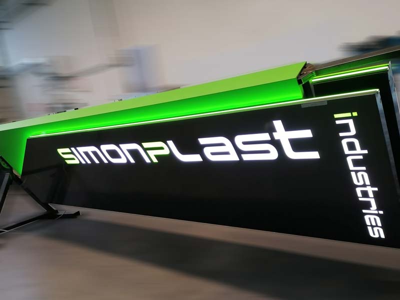 produzione totem luminoso aziendale simon plast correggio