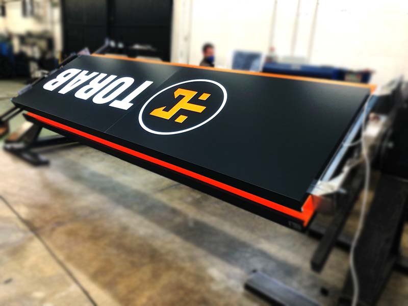 produzione totem luminoso aziendale torab srl verona