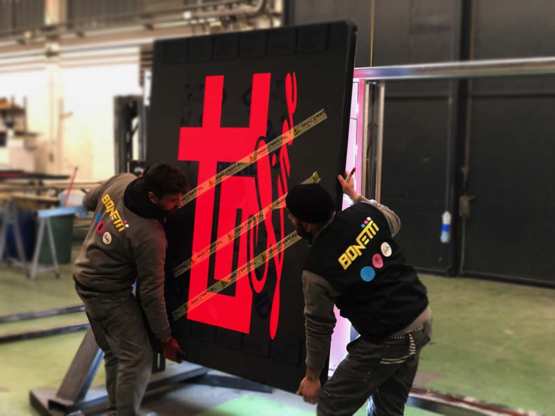produzione totem luminoso bay gt line srl bologna