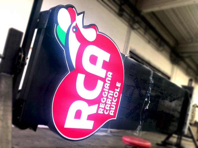 produzione totem luminoso con logo scatolare rca avicola reggio emilia