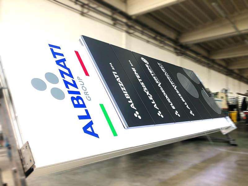 produzione totem luminoso flag albizzati spa milano