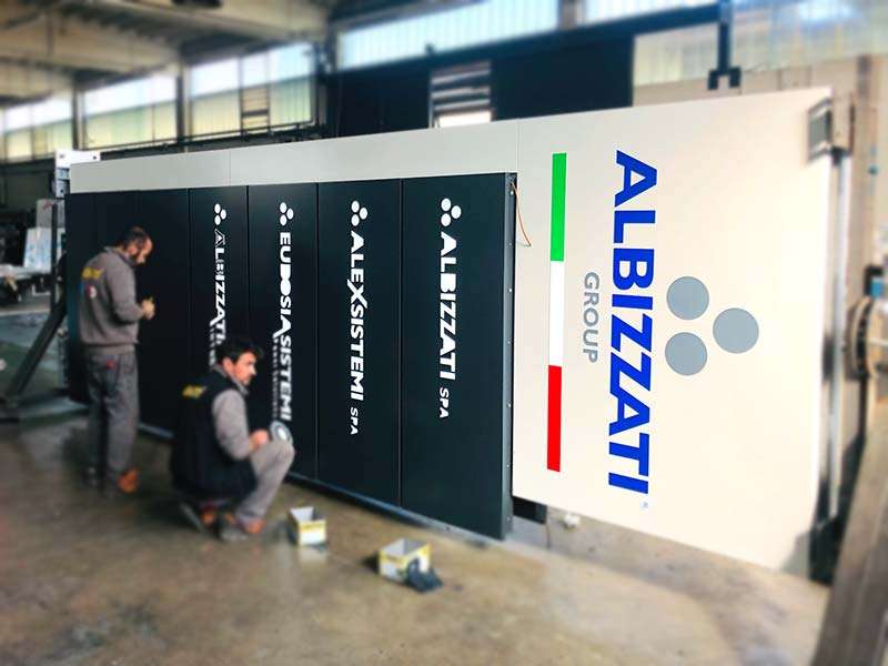 produzione totem luminoso flag albizzati spa milano
