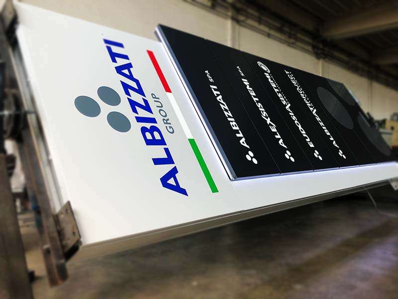 produzione totem luminoso flag albizzati spa milano