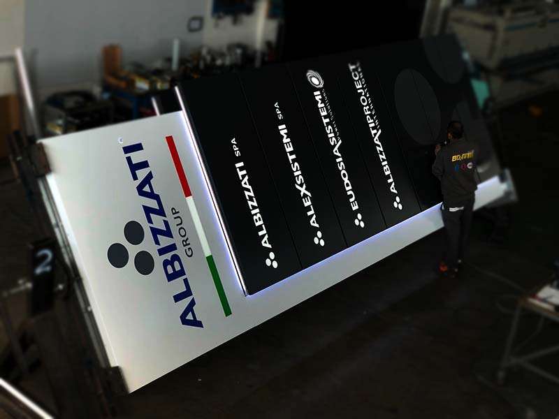 produzione totem luminoso flag albizzati spa milano