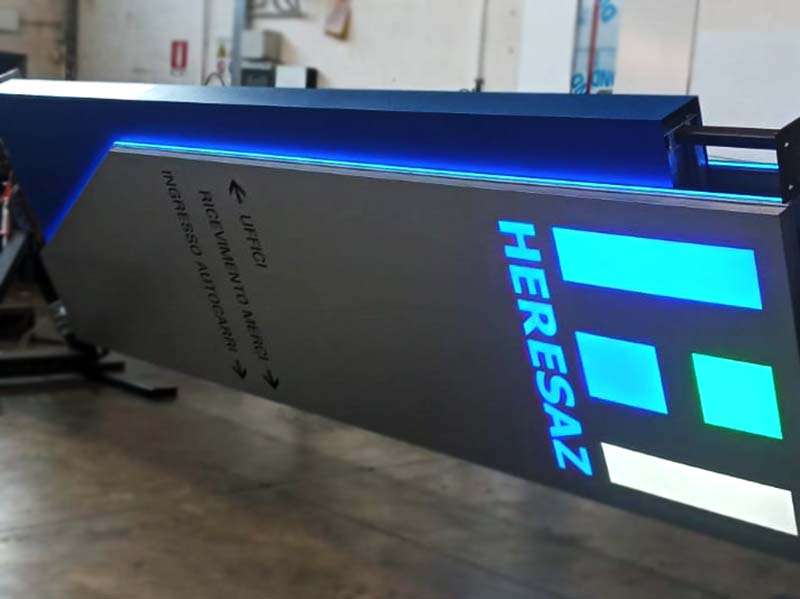 produzione totem luminoso kite heresaz aosta