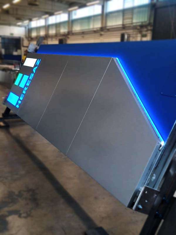 produzione totem luminoso kite heresaz aosta