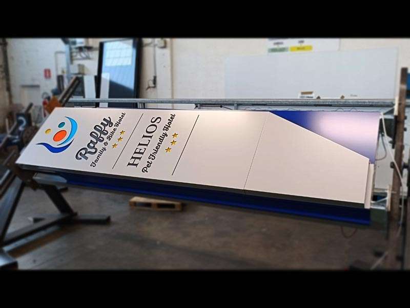 produzione totem luminoso kite hotel raffy imperia