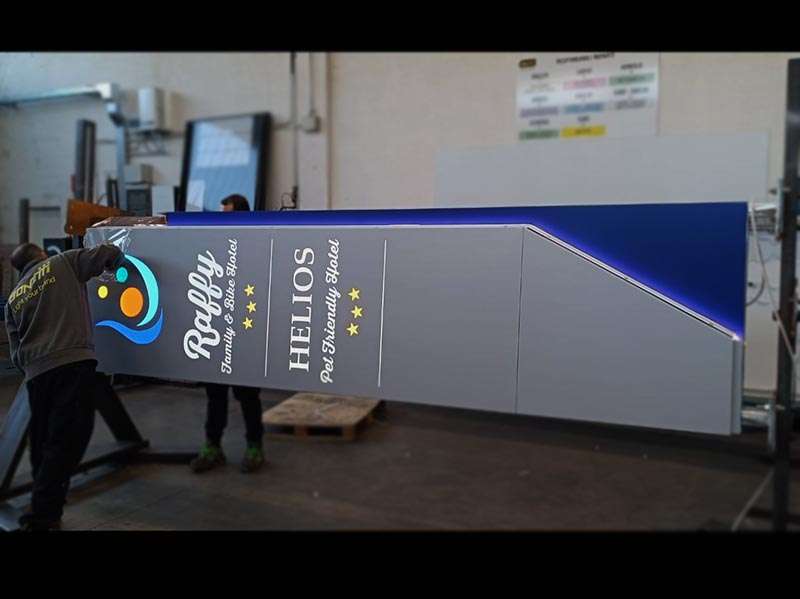 produzione totem luminoso kite hotel raffy imperia