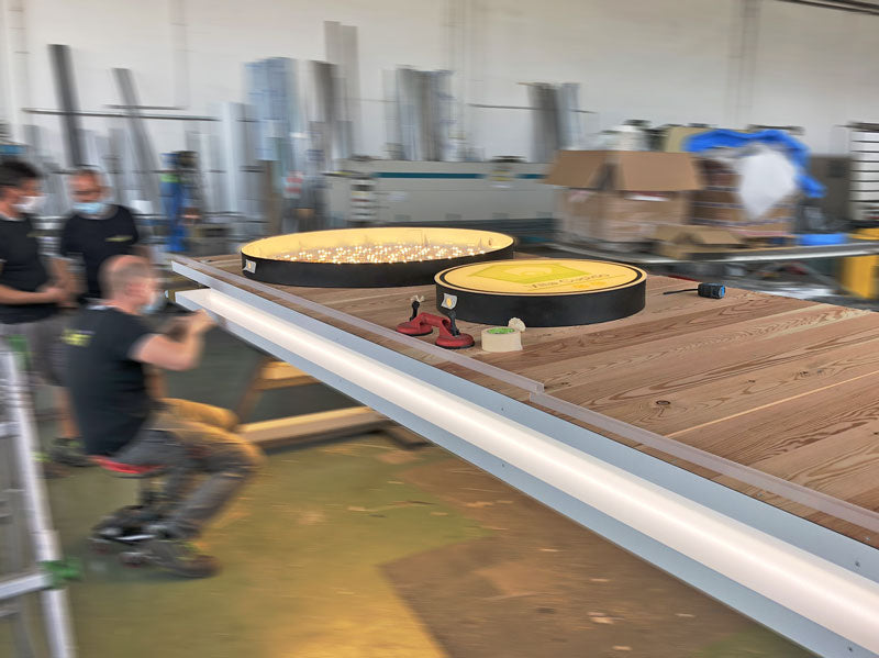 produzione totem luminoso legno pizzeria cupido reggio emilia