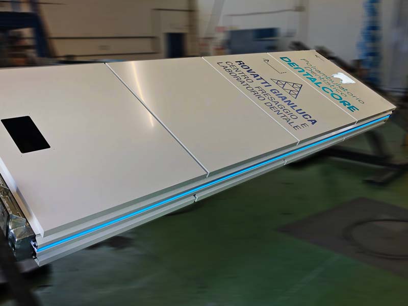produzione totem luminoso modulare dentalcore bologna