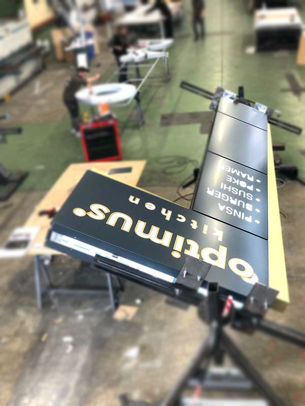 produzione totem luminoso modulare optimus srl reggio emilia