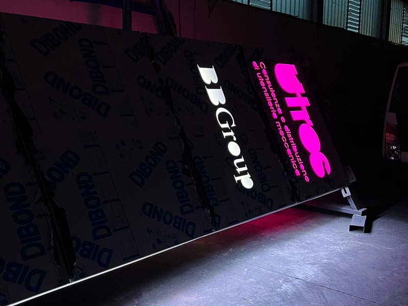 produzione totem luminoso modulare utres srl suzzara