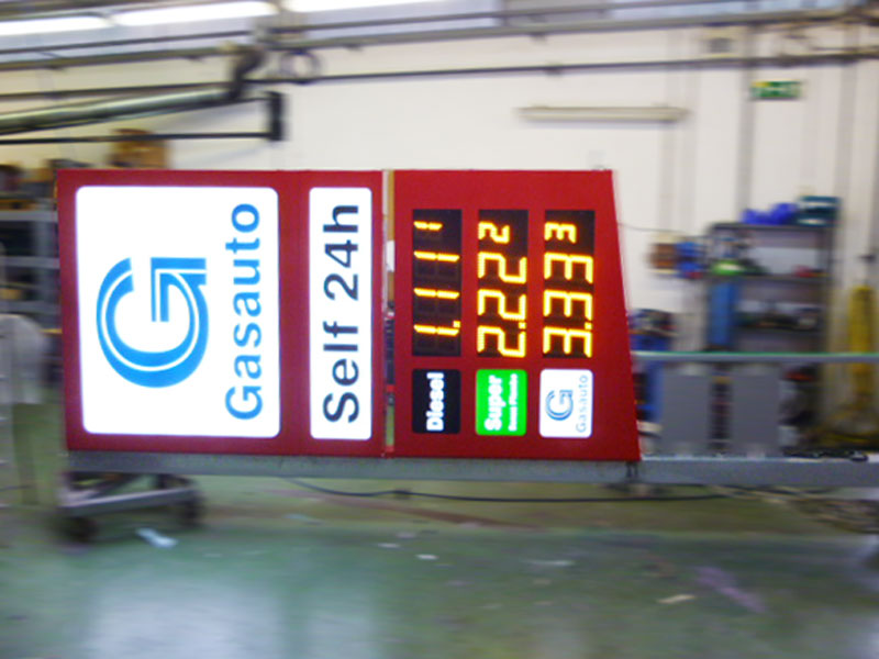 produzione totem luminoso per carburanti aeroporto linate milano