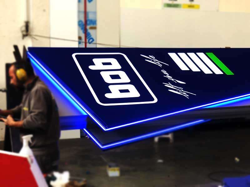 produzione totem luminoso sail bob spa cuneo