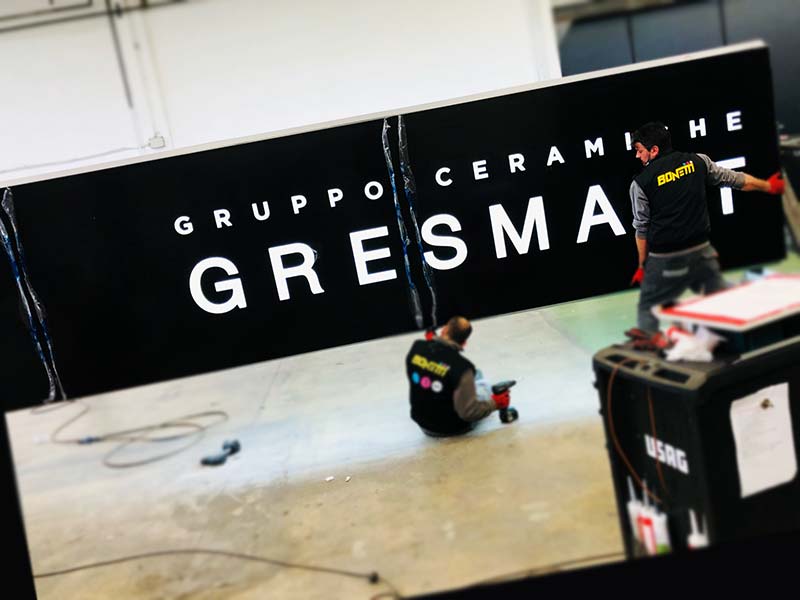 produzione totem luminoso trifacciale gresmalt spa sassuolo