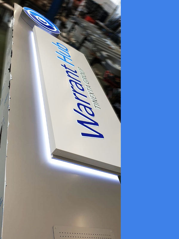 produzione totem luminoso warrant hub correggio
