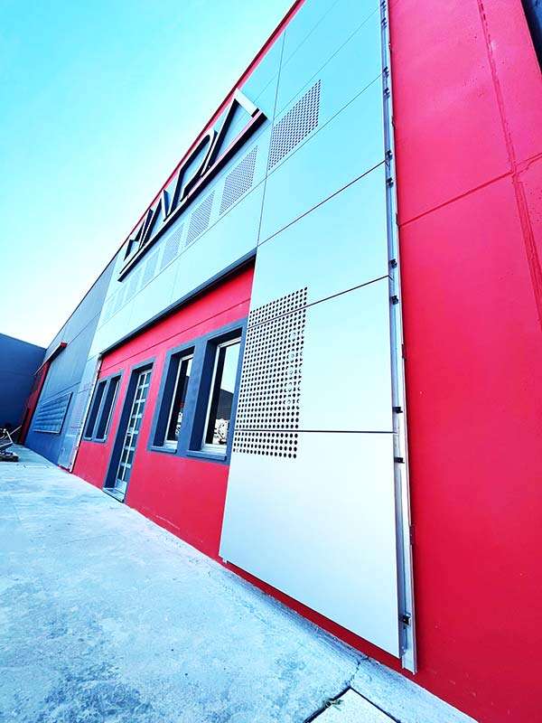 rivestimento facciata alluminio e insegna luminosa nuova mapa bologna