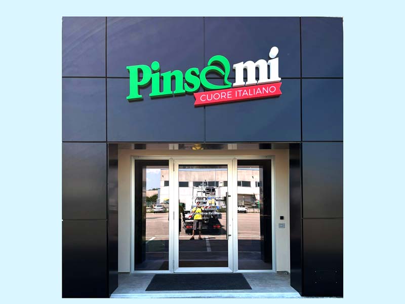 rivestimento portale con insegna luminosa scatolare pinsami reggio emilia