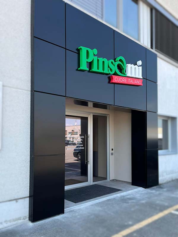 rivestimento portale con insegna luminosa scatolare pinsami reggio emilia