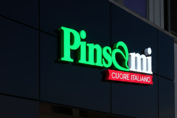 rivestimento portale con insegna luminosa scatolare pinsami reggio emilia