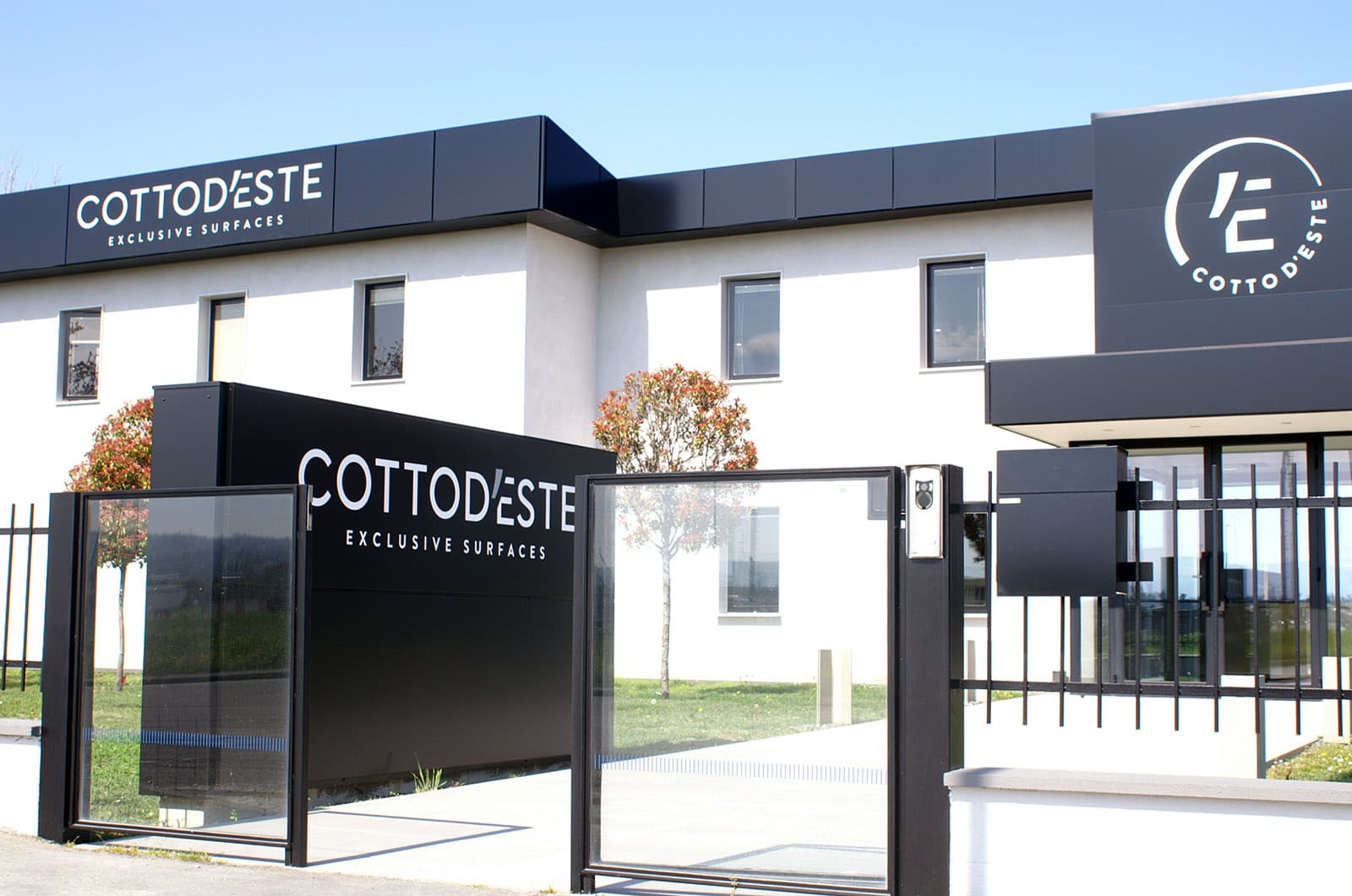 Restyling fabbricato con veletta e insegne luminose - Cotto d'Este