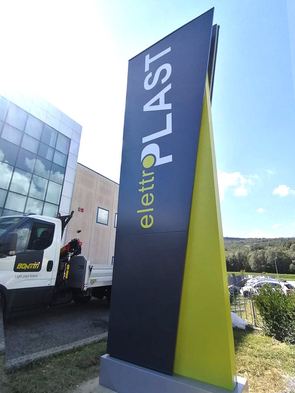 totem a belluno realizzato da bonetti per elettroplast