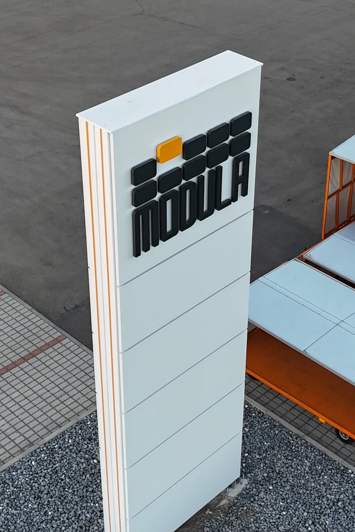 Totem monumentale luminoso: il nuovo landmark del quartier generale Modula