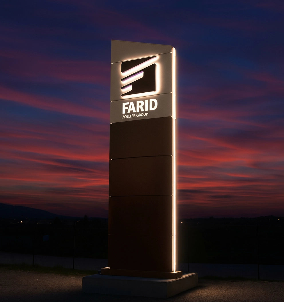 vista al tramonto di totem aziendale luminoso di design con profilo laterale luminoso - Farid torino