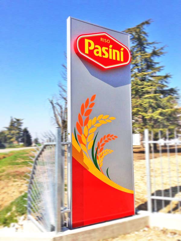 Riso Pasini - Totem aziendale luminoso con logo scatolare